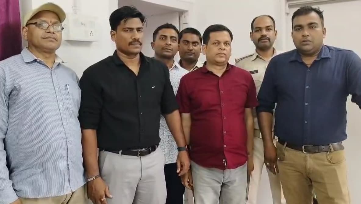 शिक्षक से घूस मांगने वाले पटना DEO ऑफिस के क्लर्क को निगरानी ने रंगे हाथ पकड़ा..