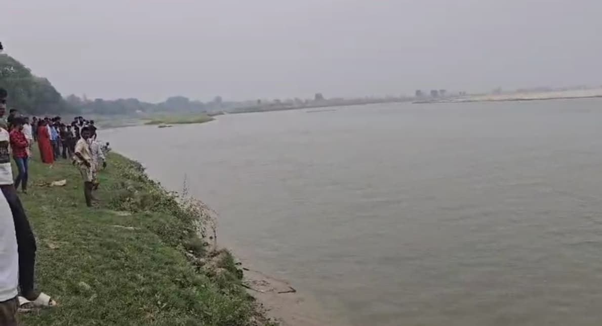 पटना के बाढ़ में एनटीपीसी के कर्मी अपने दो बच्चों के साथ गंगा नदी में डूबे..