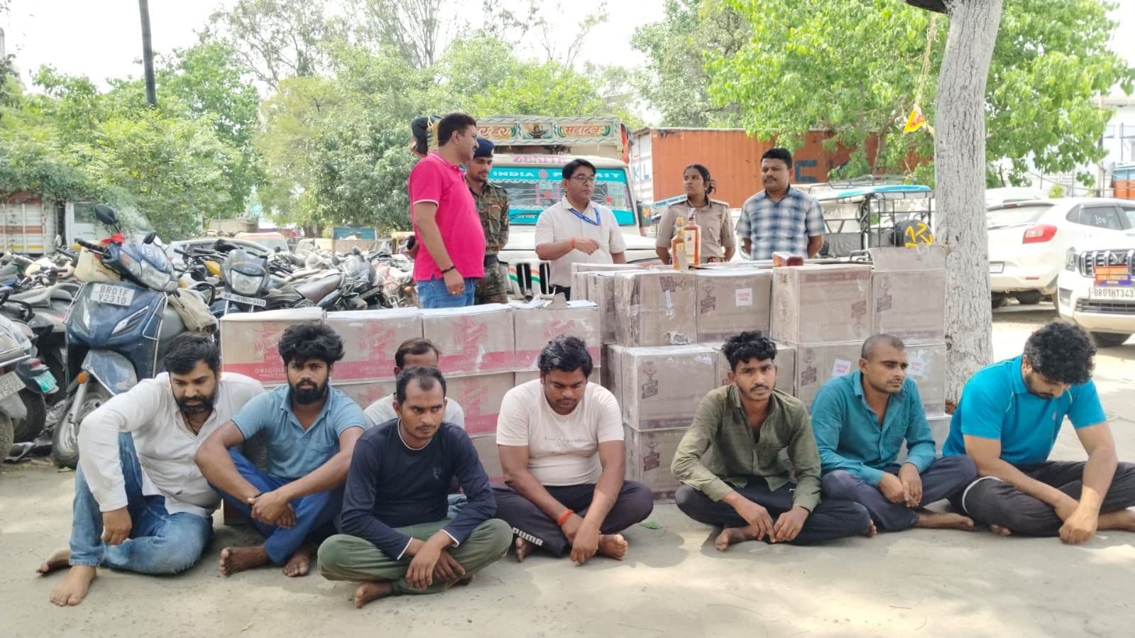 शराब तस्करों के लिए बिहार में शराबबंदी बना अवसर, लाखों के शराब के साथ हरियाणा के 8 तस्कर गिरफ्तार...