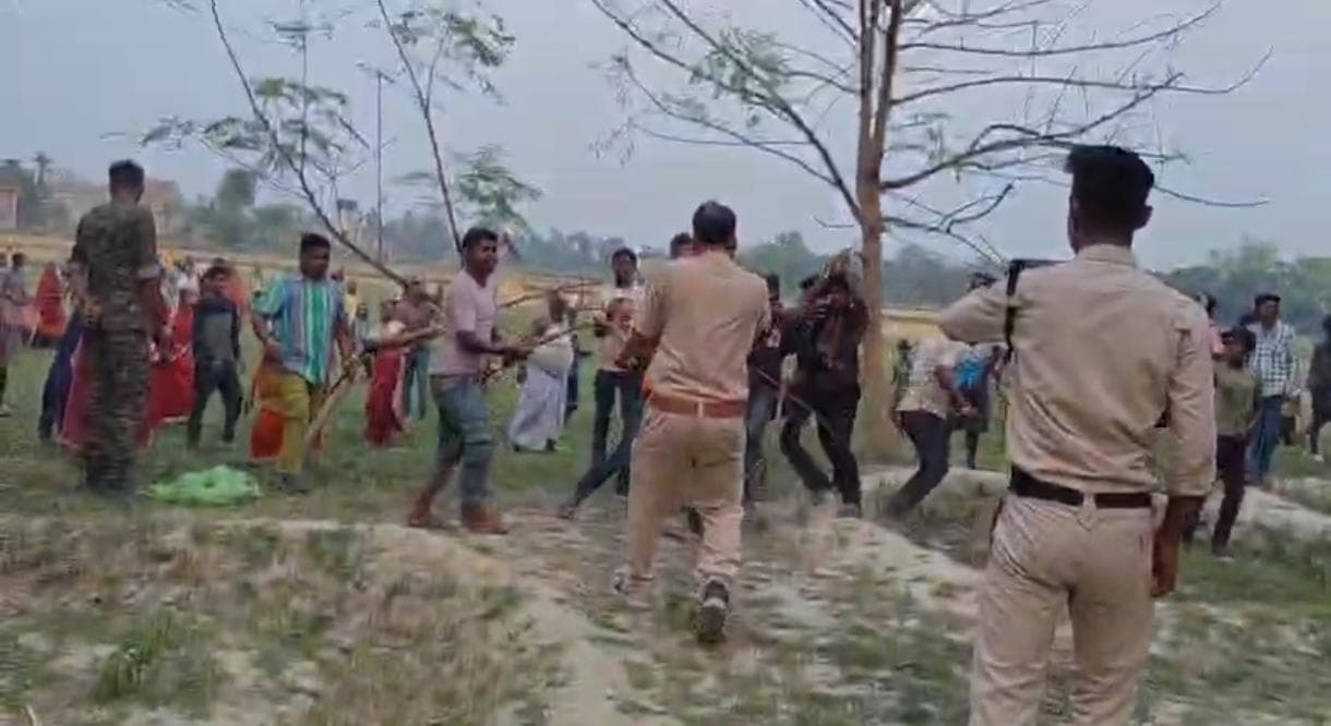 अवैध शराब कारोबार की सूचना पर छापेमारी में गई मद्य निषेध टीम पर ग्रामीणों ने किया हमला, तीन पुलिसकर्मी जख्मी