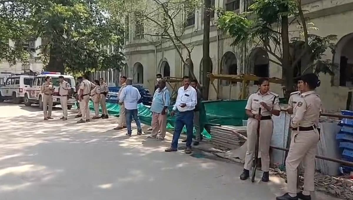 PMCH के पैथोलॉजी विभाग में लगी आग, अफरातफरी के बीच दमकल विभाग की टीम...