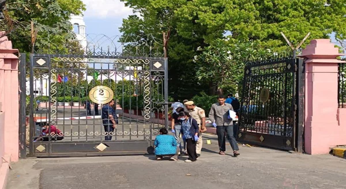 दिल्ली विधानसभा में बड़ी सुरक्षा चूक, गेट तोड़ती घुस गई तेज रफ़्तार कार और फिर...