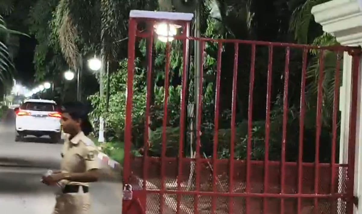 सीएम नीतीश से मुलाकात के बाद डिप्टी सीएम विजय सिन्हा पहुंचे लोकभवन, राज्यपाल के साथ क्या हुई बातें?