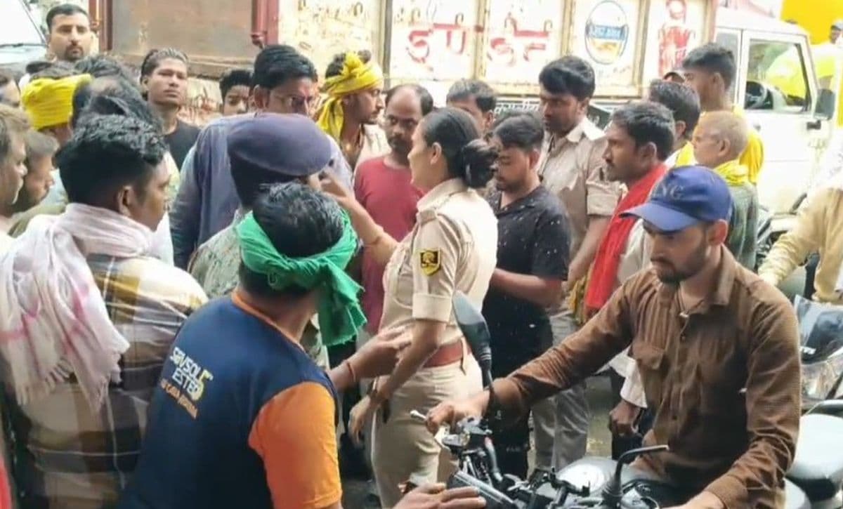 ट्रैफिक पुलिसकर्मी को नहीं दिया गैस सिलिंडर तो एजेंसी की गाड़ियों का कर दिया चालान, कर्मियों ने किया सड़क जाम