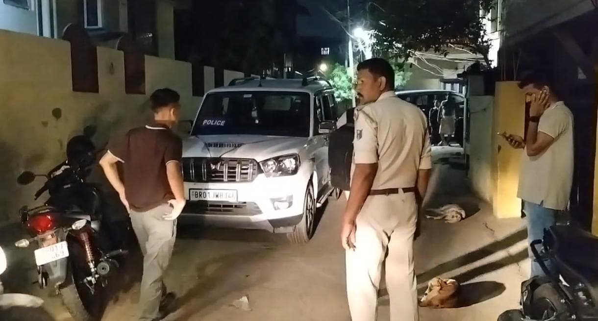 राजधानी में अब घर के अंदर भी सुरक्षित नहीं लोग, बालू कारोबारी के अपार्टमेंट में घुस अपराधी ने बरसाई गोली...