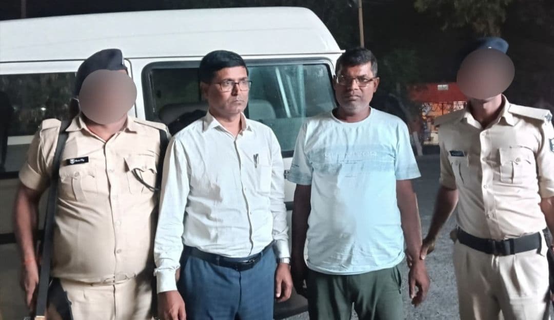 जन वितरण प्रणाली दुकान में अनाज बेचने पर आपूर्ति पदाधिकारी ने मांगी कमीशन, निगरानी ने...