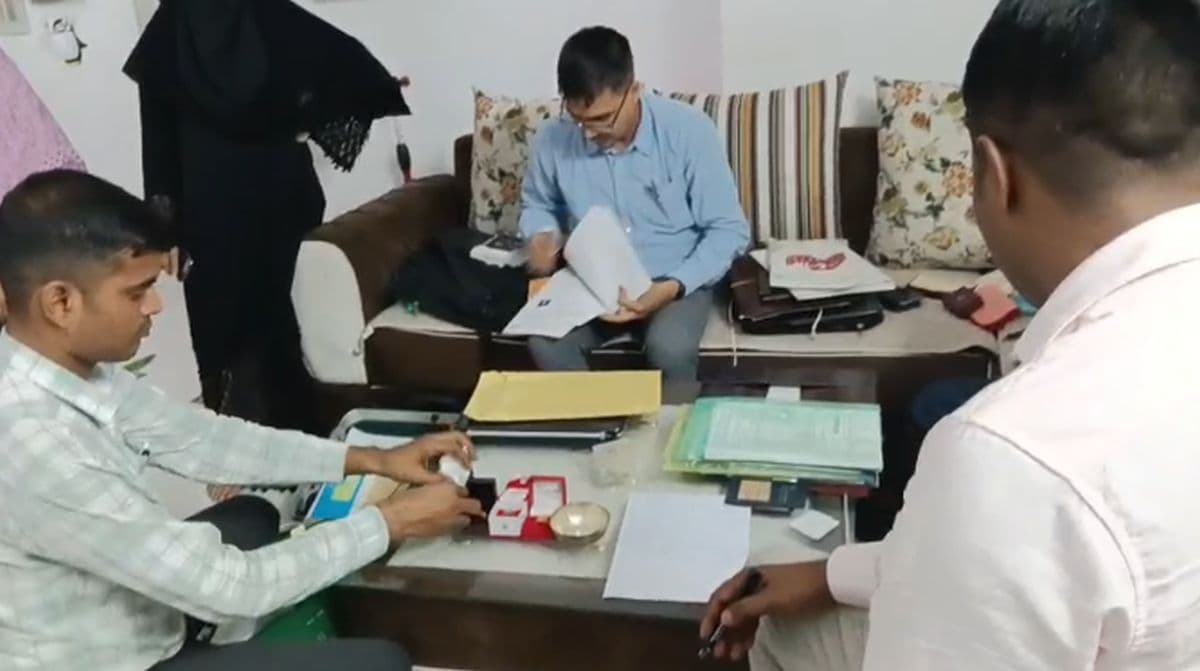 भ्रष्ट सरकारी कर्मियों के विरुद्ध निगरानी की कार्रवाई लगातार जारी, यूनिवर्सिटी के असिस्टेंट रजिस्ट्रार के घर छापेमारी