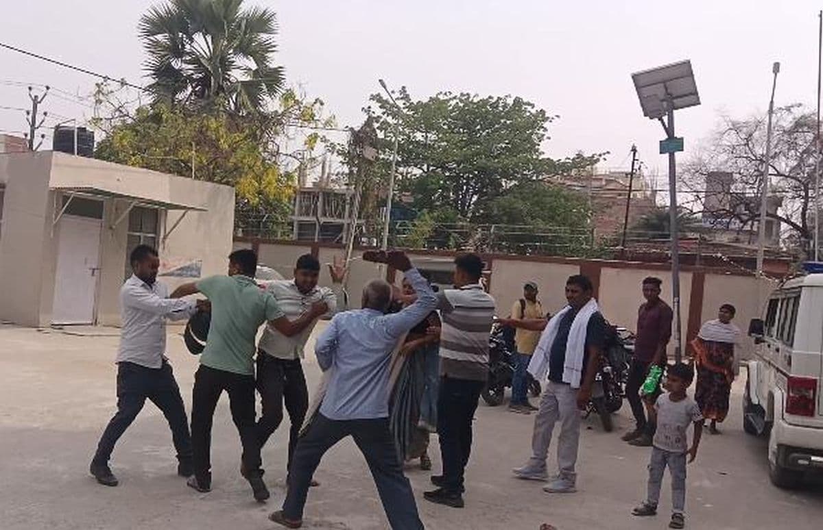 पारिवारिक विवाद सुलझाने थाना पहुंचा था परिवार, सास बहू में हुई कहासुनी और चलने लगे चप्पल फिर तो...