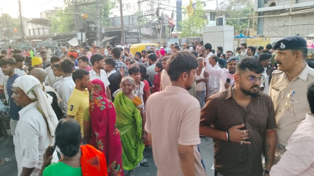 दारोगा के बेटे ने मारा, इलाज के दौरान हुई मौत, परिजनों ने राजधानी में सड़क जाम कर किया बवाल कई गाड़ियों के शीशे तोड़े