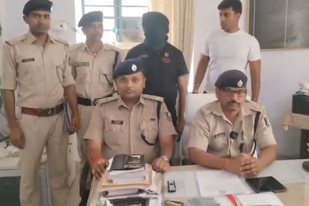 IPS बन व्यवसायी से मांगे 1.20 लाख, नहीं देने पर पहुंच गए दुकान पर फिर तो..