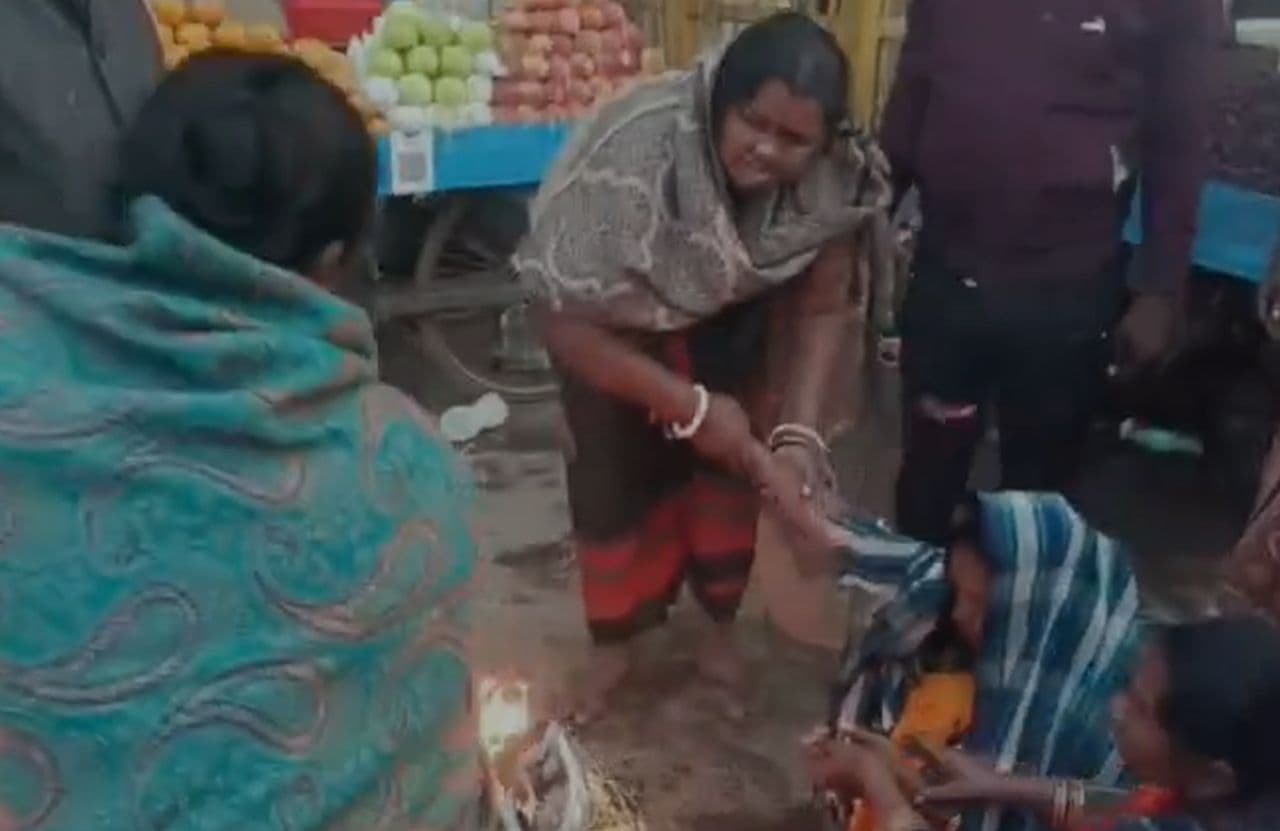 दरभंगा में ठंड का कहर, महिला बेहोश, स्थानीय लोगों ने दिखाई इंसानियत