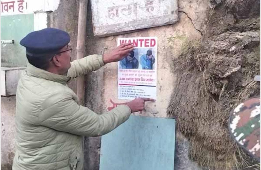 छिनतई और गोलीकांड मामले में पुलिस ने शहर में लगाये वांटेड के पोस्टर....