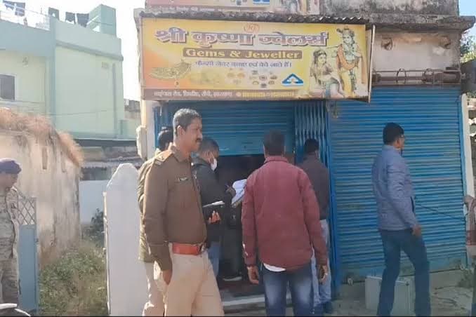 राँची में जेवर दुकान में 10 लाख के गहनों की चोरी, सीसीटीवी भी उखाड़ ले गये बदमाश...