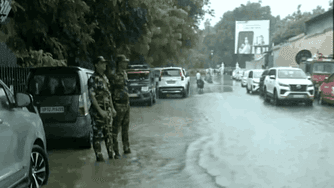 अब UP विधानसभा में जलभराव, CM योगी को पीछे के गेट से निकलना पड़ा..