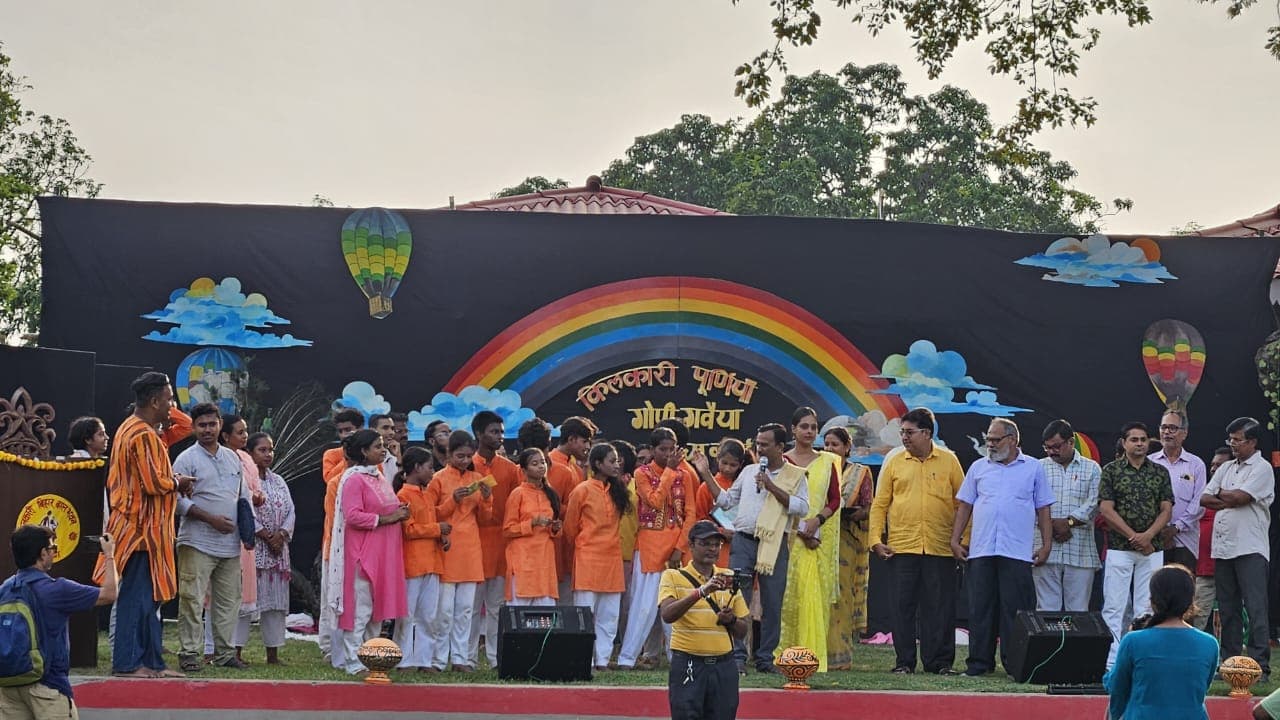 बाल कलाकारों ने 'गोपी गवैया बाघा बजैया' नाटक का मंचन किया