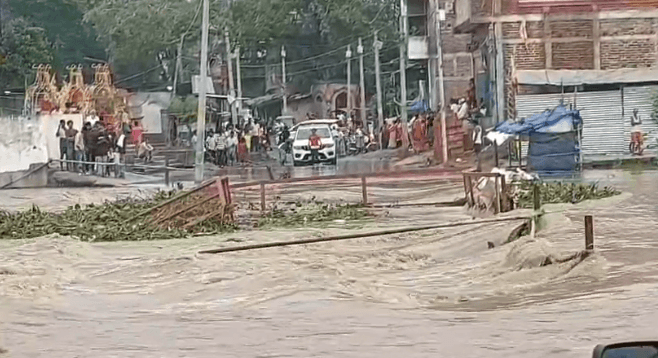 Bihar Flood Video: बिहार में मंडराया बाढ़ का खतरा, लगातार बारिश से नदियां उफान पर...