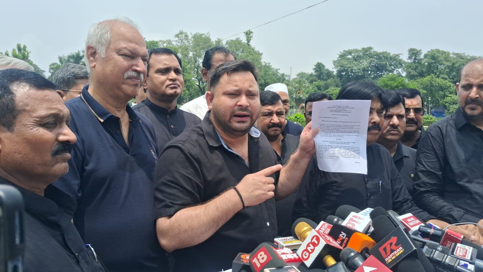 Bihar Politics : तेजस्वी यादव के चुनाव बहिष्कार पर बयान से सियासत गरमाई, JDU-BJP ने क्या कहा? जानें...