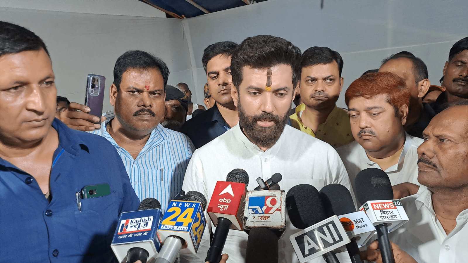 Patna पोलो रोड में फायरिंग मामले पर बोले Chirag : Lalu Yadav पर भी कसा तंज, कहा- हम जब दूसरे पर उंगली उठाते हैं तो कई उंगली अपने तरफ मुड़ी होती है...