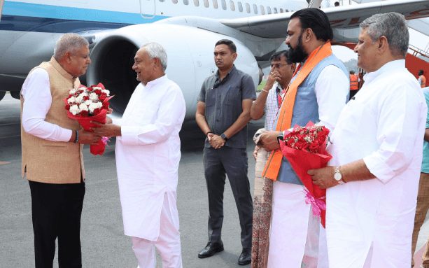 Bihar News: पटना पहुंचे उपराष्ट्रपति जगदीप धनखड़, CM Nitish ने किया भव्य स्वागत