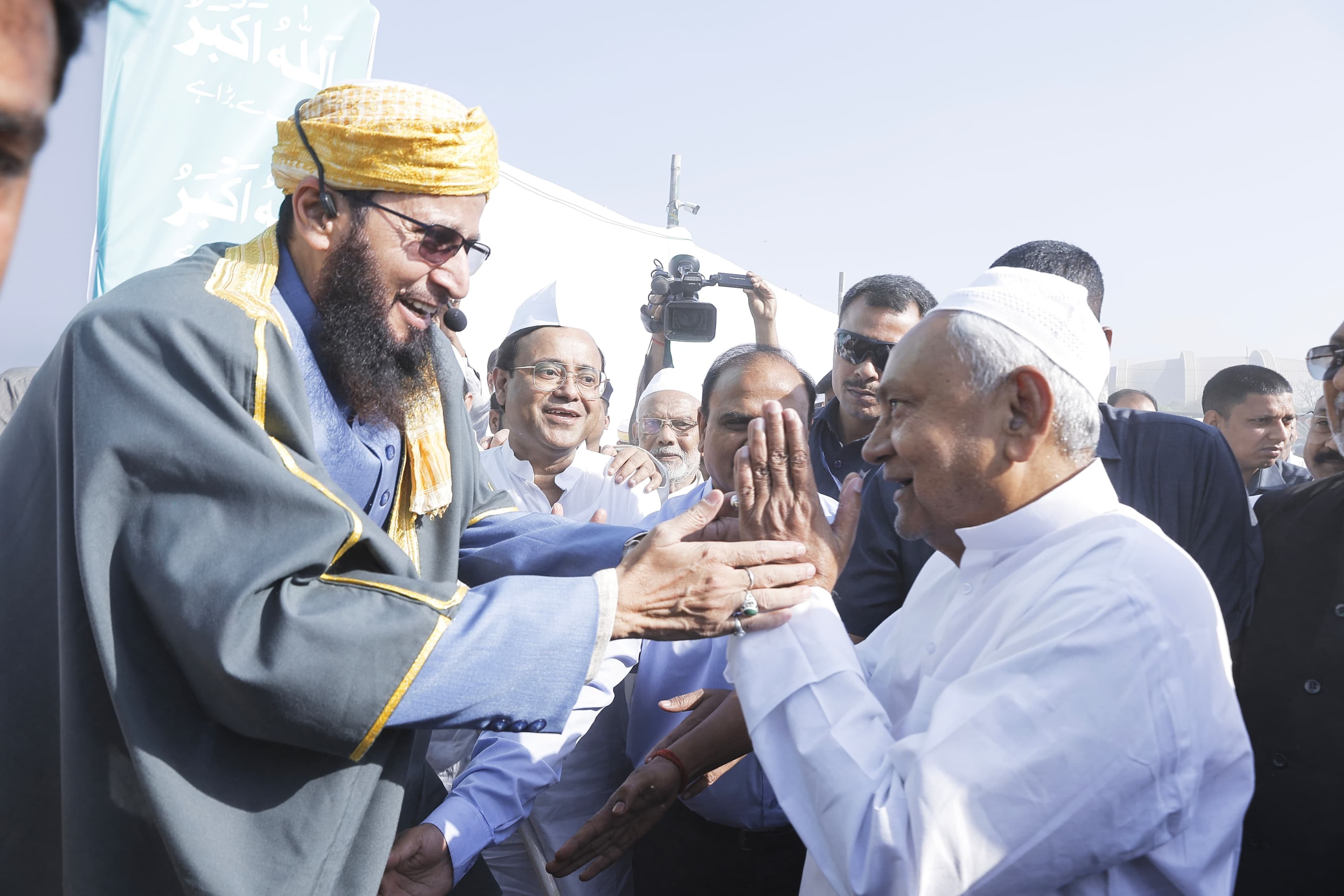 पटना के गांधी मैदान पहुंचे सीएम नीतीश, नमाजियों को दी ईद की बधाई और शुभकामनाएं..