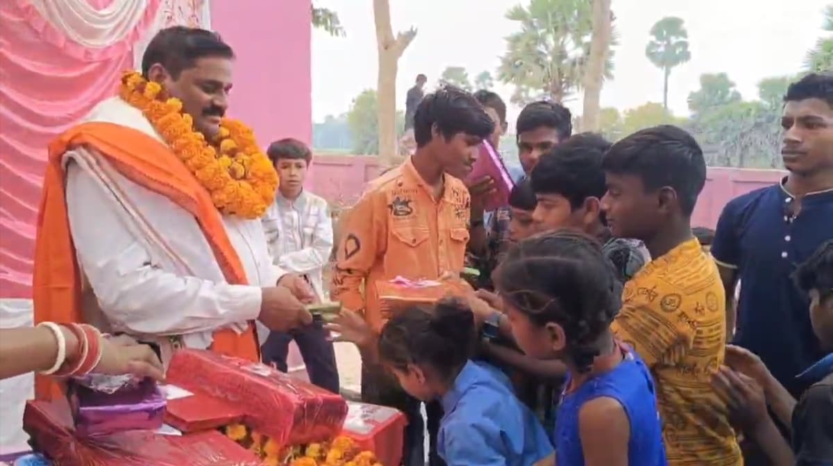 नालंदा में बेटी की तरह शिक्षक की विदाई, फूट-फूट कर रोई छात्रा..