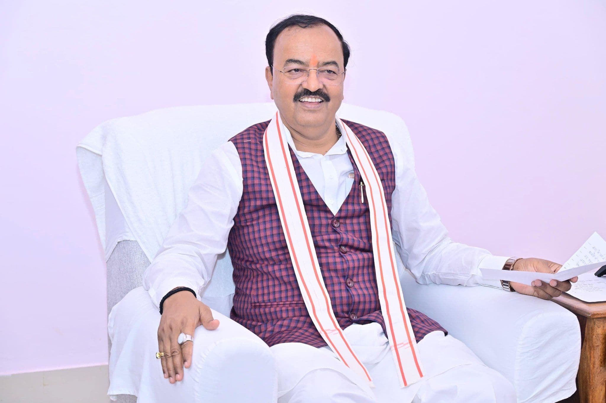 बाल बाल बच गए UP के डिप्टी सीएम केशव प्रसाद मौर्य, उड़ान भरते ही हेलीकॉप्टर में भर गया धुआं...