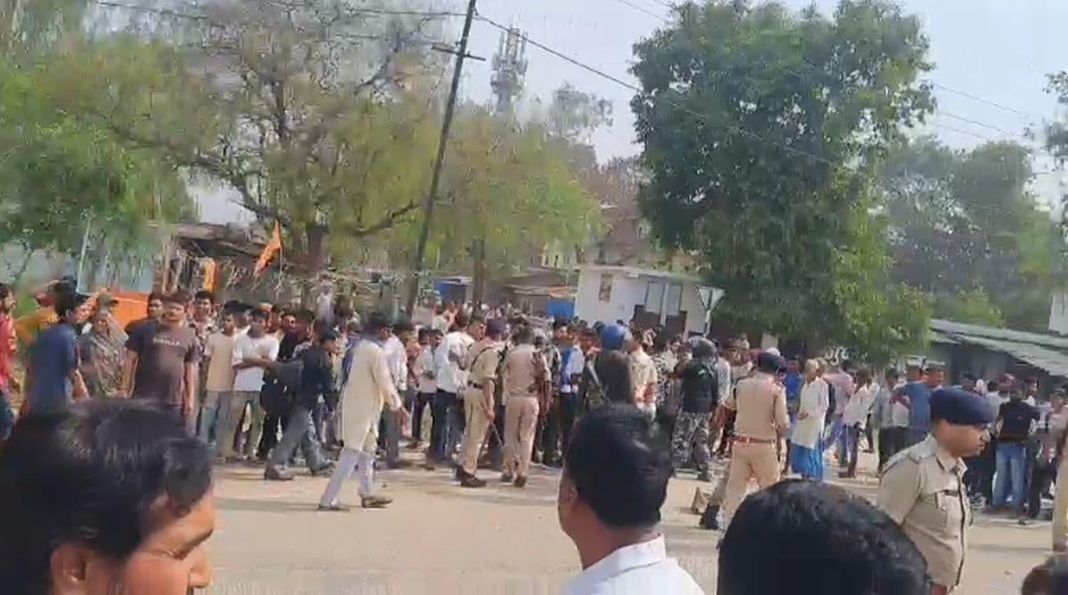 DJ बुक करने के नाम पर युवक को घर से बुलाया और रेलवे स्टेशन के समीप ले जा कर.., सुबह में लोगों ने किया सड़क जाम...