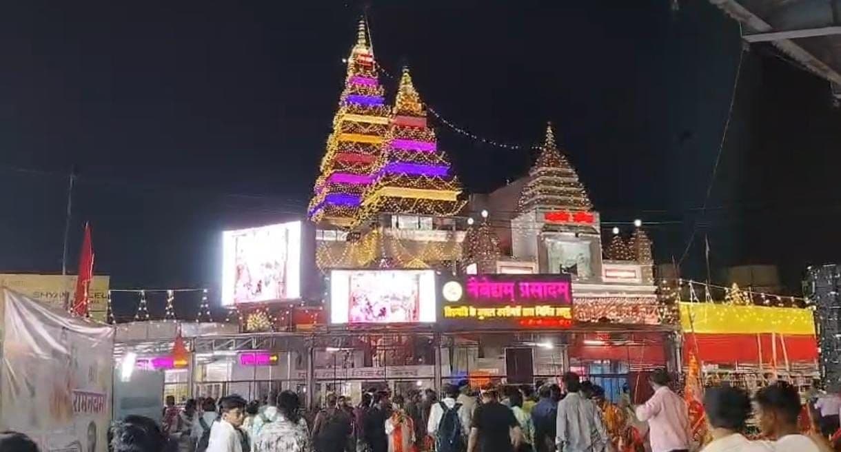 रामनवमी के अवसर पर मंदिरों में लगी है श्रद्धालुओं की भारी भीड़, जय श्री राम से गूंज रहा राजधानी...