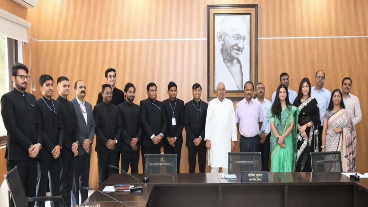 nitish ne 12 IAS adhikariyon se ki mulakaat