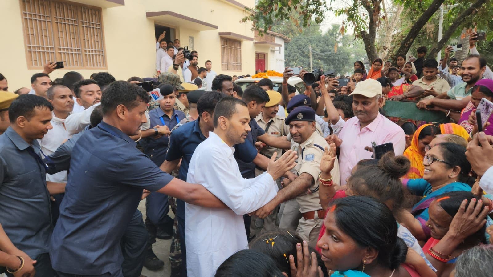 राजनीतिक पारी की शुरुआत के साथ ही निशांत पहुंचे पैतृक गांव, ग्रामीणों से मुलाकात कर...