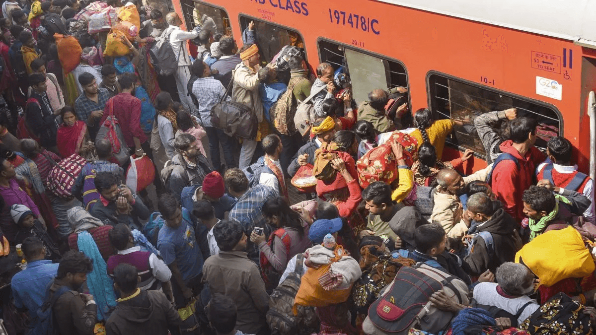 train me umar rahi hai majduron ki bheed