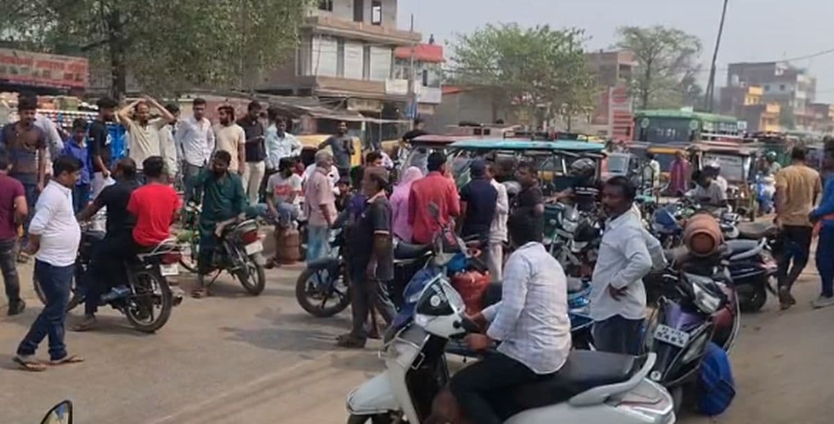 गैस सिलिंडर के लिए राजधानी में लोगों ने किया सड़क जाम, प्रशासन ने कहा 'आपलोगों को...'