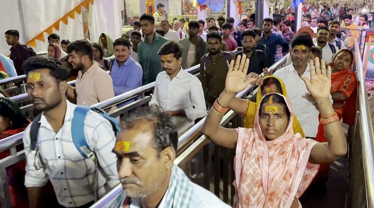 रामनवमी के अवसर पर अयोध्या में जुटी है भारी भीड़, दर्शन की अवधि बढाई गई, 12 बजे सूर्यदेव करेंगे तिलक...