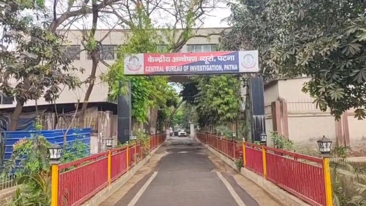 NEET छात्रा के परिजन पहुंचे CBI ऑफिस, कहा 'बार बार पूछा जा रहा एक ही सवाल...'