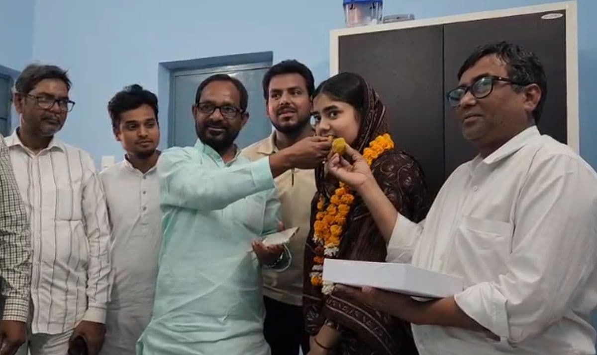 भाई और पिता कर्णाटक में करते हैं सिलाई का काम, गरीबी के बावजूद मेहनत के बल पर टॉप 3 में शामिल हुई शाजिया