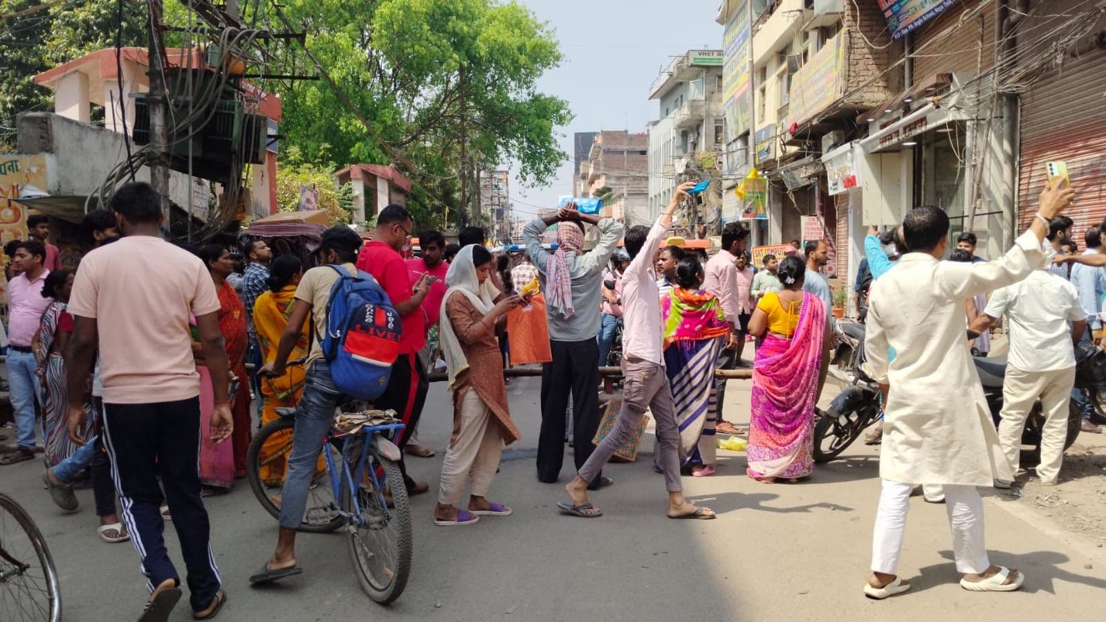 नहीं मिला गैस सिलिंडर तो लोगों ने कर दिया सड़क जाम, एजेंसी संचालक ने कहा 'सबको मिल रहा लेकिन...'