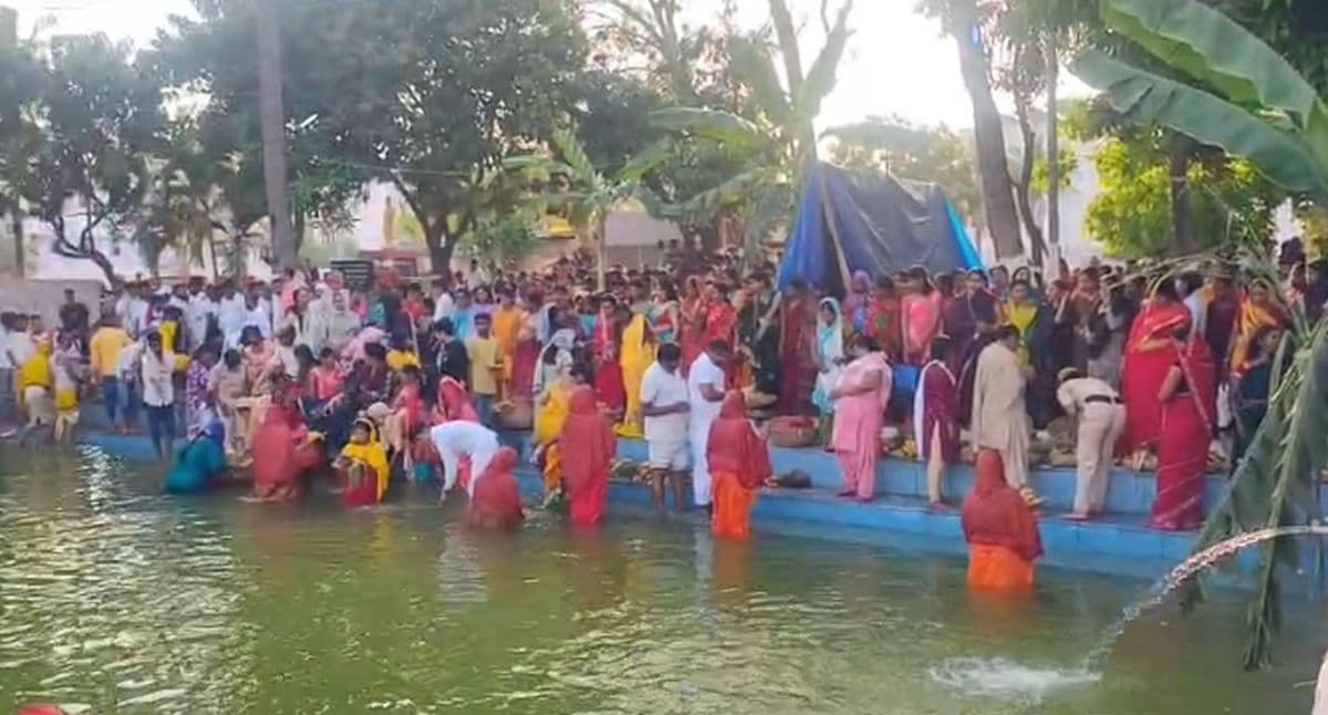 चैत्र छठ के संध्या अर्घ्य के अवसर पर गंगा घाटों पर उमड़ी भीड़, व्रतियों के साथ ही...