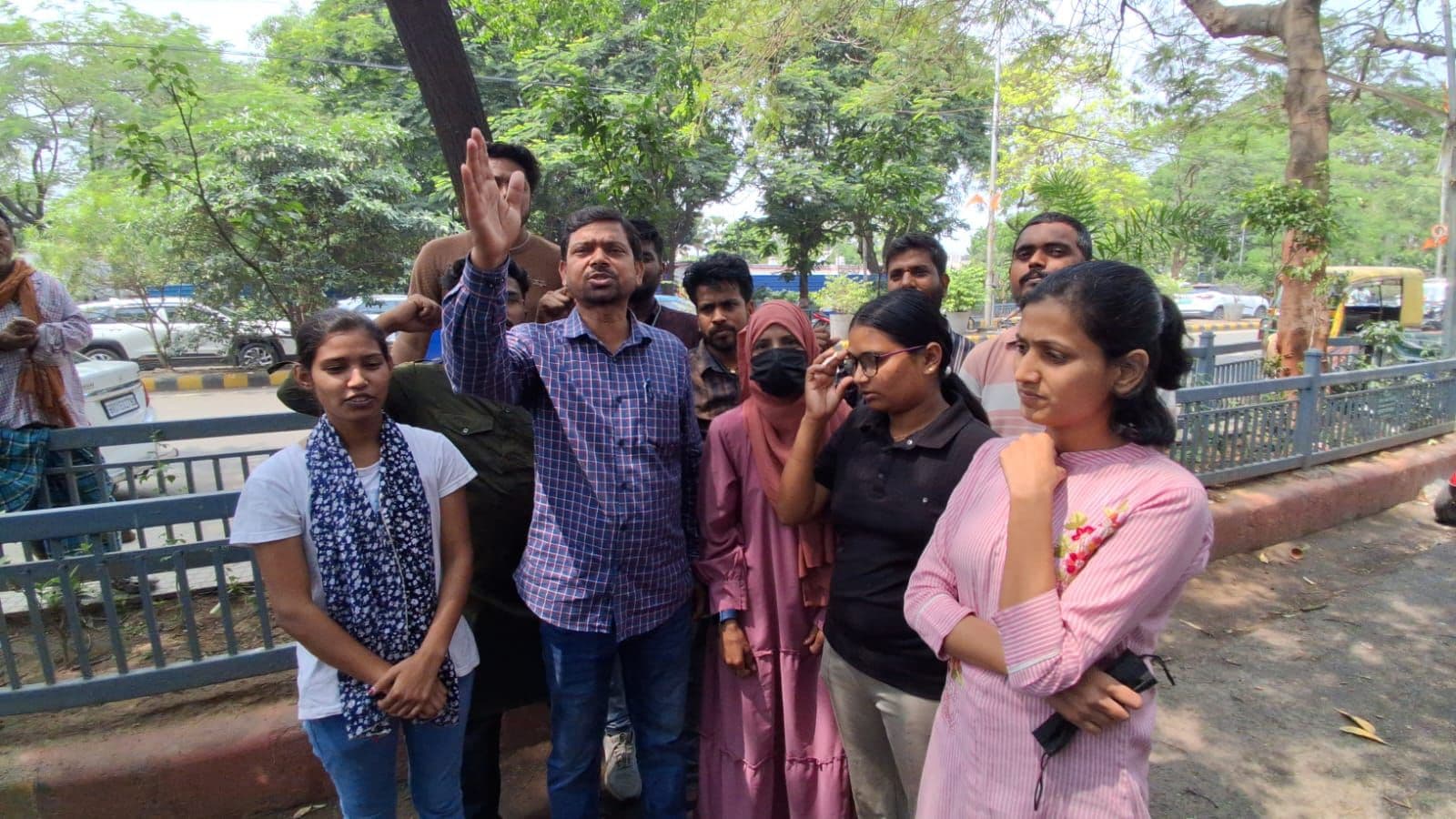 TRE-4 परीक्षा की मांग को लेकर फिर सड़क पर उतरे अभ्यर्थी, छात्र नेता दिलीप ने कहा...