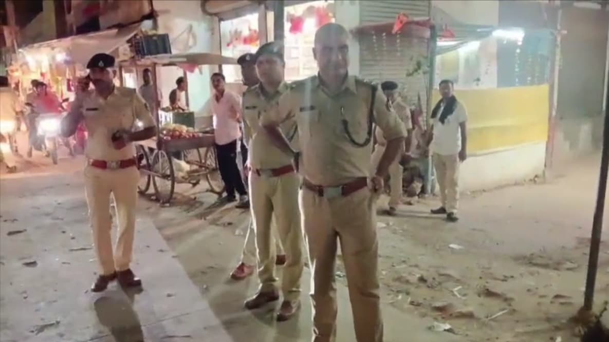 पटना के मनेर में राजनीतिक वर्चस्व में पत्थरबाजी और फायरिंग..