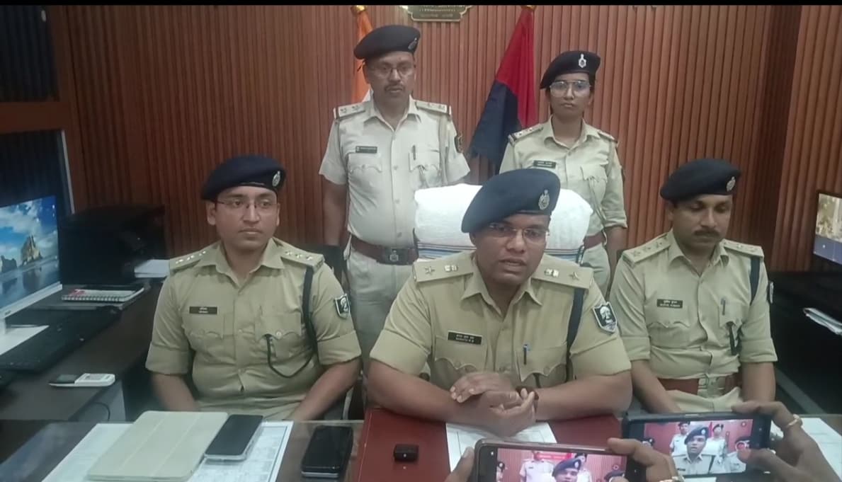 हथियार तस्कर गिरोह के खिलाफ पटना पुलिस की बड़ी कार्रवाई, महिला समेत 10 गिरफ्तार..