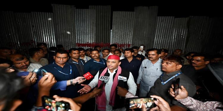 Jai Prakash Narayan की जयंती पर Akhilesh Yadav and Yogi Government में ठनी, सपा अध्यक्ष हाउस अरेस्ट! क्या है माल्यार्पण विवाद?