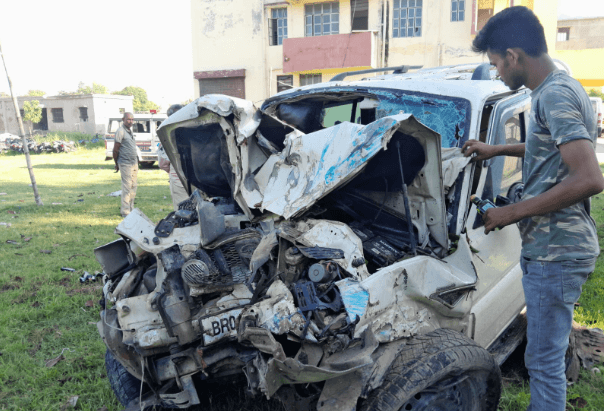 Bihar News : शराब लदी स्कॉर्पियो गाड़ी पेड़ से टकराई, चालक की दर्दनाक मौत...